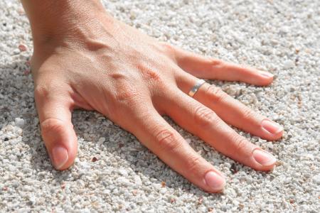 手指, 手, 鹅卵石, 戒指, 人类身体的一部分, 人类的手, 沙子