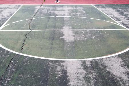 磨损室外篮球场
