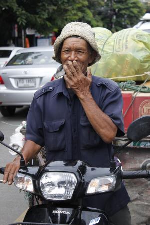 微笑, 摩托车、 自行车, 泰语, 男子, 老, 人, 当地人