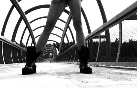 骑自行车的人, 桥梁, 靴子, 双脚, 单色, 低断面, 桥-男人作结构
