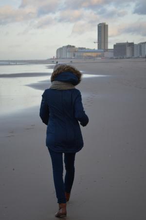 冬天, 冬季服装, 走在沙滩上, 女人, 夹克, 人, 发动机罩