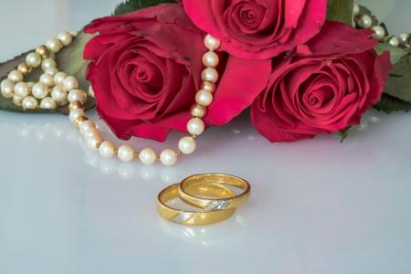 结婚戒指, 戒指, 金戒指, 玫瑰, 珍珠项链, 串珍珠项链, 团结