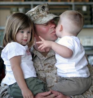 士兵, 儿童, 家庭, 孩子们, 海洋, 爱, 吻