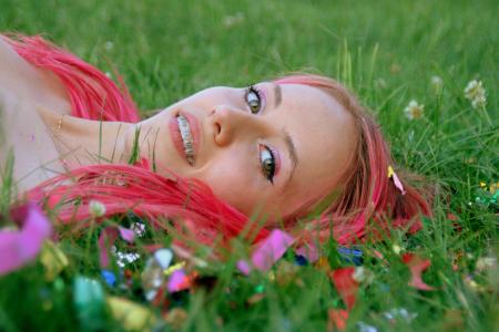 女孩, 粉红色的头发, 草, 五彩纸屑, 微笑, 幸福, 妇女