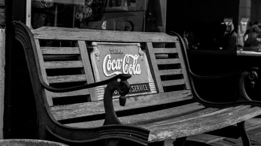 可口可乐台, 古色古香的长椅上, 老式长凳