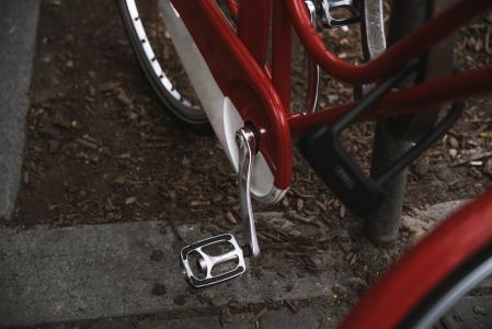 停放的自行车脚蹬特写镜头