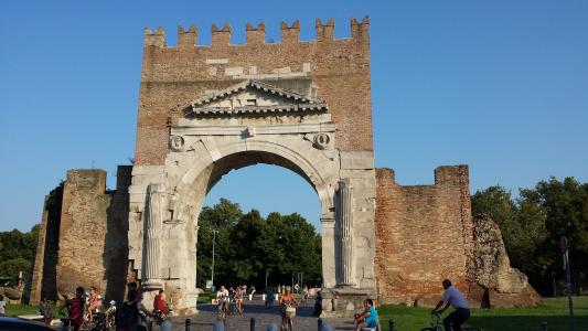 里米尼, 8月弧形, 罗马拱门