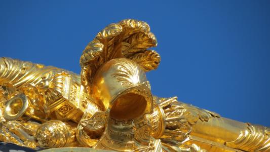 凡尔赛宫, 烫金, 头盔