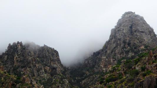 两座山, 雾, 锯齿状的, 岩石, 景观, 灰色, 绿色