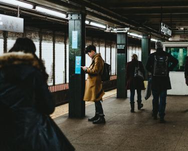 男子, 棕色, 外套, 举行, 电话, 地铁, 车站
