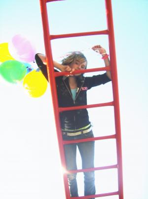 梯子上的女孩, 气球, 梯子, 攀爬, 女孩, 红色, 多彩