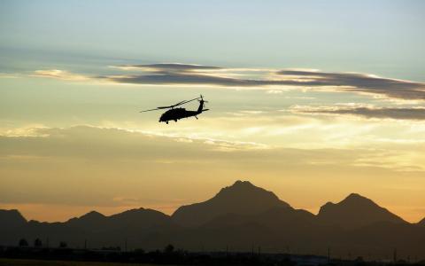 军用直升机, 飞行, 黄昏, 山脉, 沙漠, 斩波器, 飞行