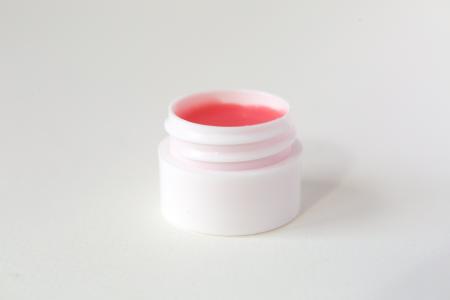 粉红色的自制唇膏