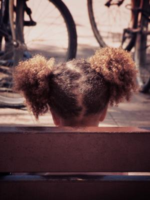 女孩, 扎着马尾辫, 黑人的头发, 银行, 自行车, 城市场景, 多样性