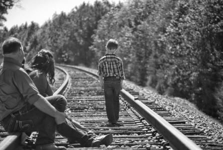 男孩, 父母, 行走, 铁路轨道, 黑色和白色, 肖像, 树木