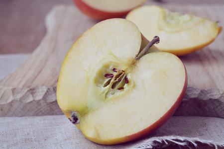 苹果, 生物苹果, 切, 切成两半, 一半苹果, 切菜板, 木板