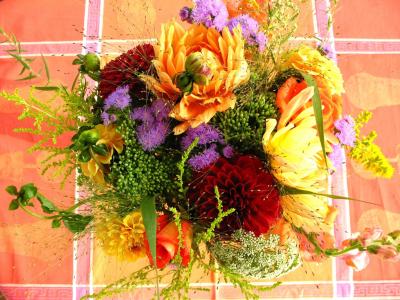 七彩花花束, 五颜六色的鲜花, 春天的花束, 春天, 快乐, 桌上鲜花, 花卉礼品