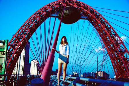 在风景如画的桥上拍照, 莫斯科, 女孩, 拍照, 风格, 光明, 姿势