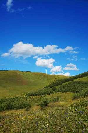 河北丰宁满族自治县坝草地, 蓝蓝的天空, 白色的云, 山脉