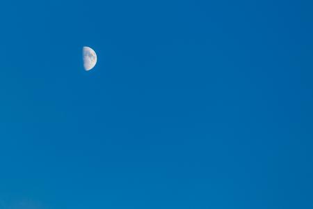 蓝蓝的天空, 半个月亮, 月亮, 天空, 蓝色, 月光, 自然