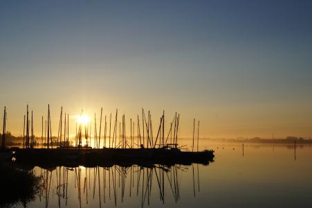 早晨的太阳, 雾, 帆船, 帆帆柱, 天空, 海, 水