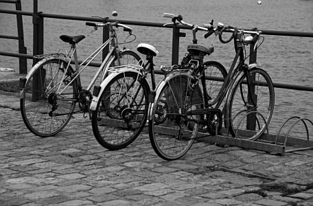 自行车, 业余爱好, 黑色和白色, 城市, 街道, 人行道上