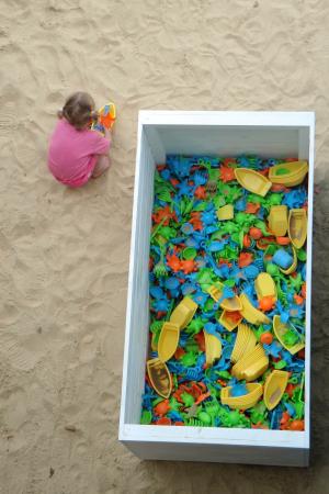 玩的孩子, 沙子, 沙滩玩具, 儿童, 戏剧, 操场上, 塑料玩具