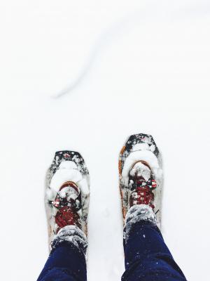 人, 穿着, 灰色, 红色, 鞋子, 站, 雪原上