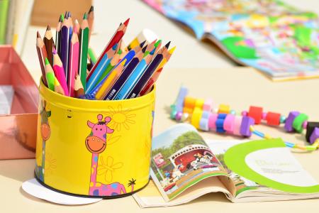 彩色的铅笔, 笔盒, 油漆, 幼儿园, 蜡笔, 不同的彩色的蜡笔, 钢笔