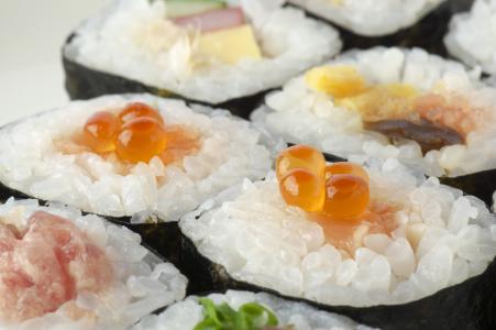 寿司卷, futomaki, 海鲜, 寿司, 紫菜缠绕, 食品, 鲑鱼籽