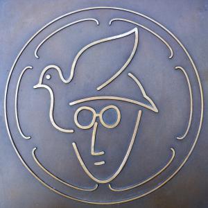约翰·列侬, 纪念牌匾, plackette, 披, 和平鸽