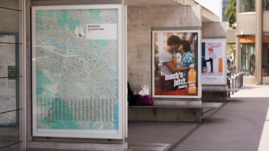 广告, 广告牌, 外面, 海报, 火车站, 一个人, 白天
