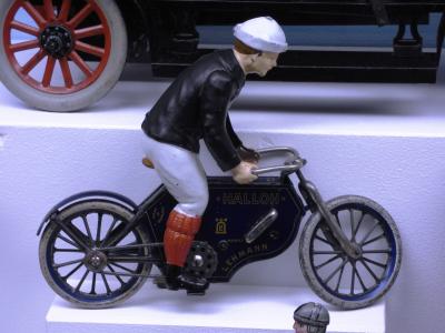自行车, 一辆摩托车, 玩具, 雕像, 单车径, 骑自行车的人, 骑自行车