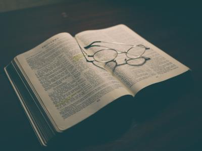 圣经 》, 书, 眼镜, 页面, 阅读, 财务, 纸币