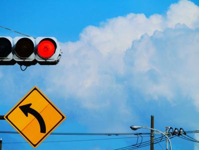 红光, 交通标志, 曲线, 黄色, 红色, 蓝蓝的天空, 高耸的积云观察