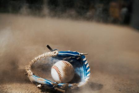 在尘土的棒球手套