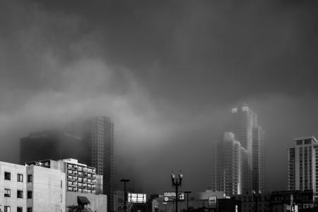有雾, 多云, 云彩, 天际线, 城市, 黑色和白色, 建筑