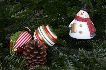 小雪人, 圣诞节, 圣诞球, 球, 松果, 冬青树, 来临