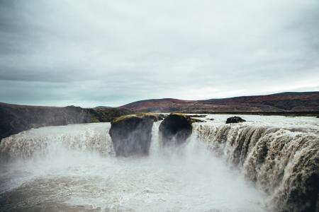 冲在冰岛的瀑布