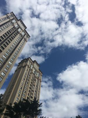 高大的建筑物, 看看, 蓝蓝的天空, 白色的云