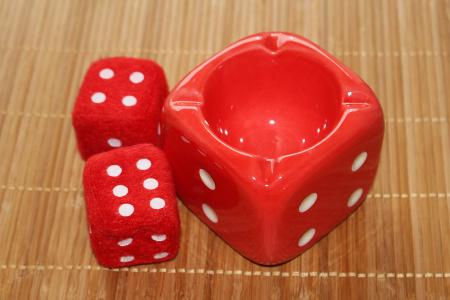 掷骰子, 烟灰缸, 红色, 赌博, 骰子, 休闲游戏, 木材-材料