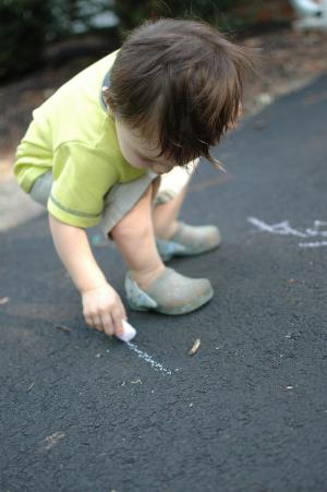 男孩, 绘图, 蹒跚学步, 粉笔, 儿童, 户外, 一个人