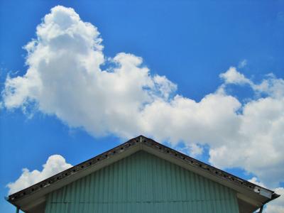 屋顶, 绿色, 建设, 波纹铁, 天空, 蓝色, 云彩