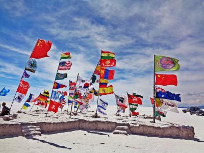 撒拉族德乌尤尼, 乌尤尼, 旗帜, 盐沙漠, 玻利维亚, 海, 云的天空