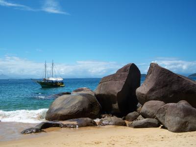 小船, 海滩, mar, 石头, 蓝蓝的天空, 帕拉地, 巴西