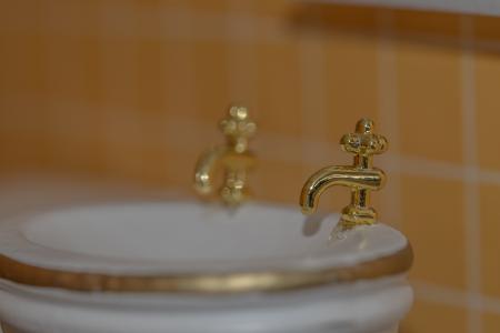 浴室的水槽, 水龙头, 玩具, 娃娃的房子, 详细, 黄金, 金