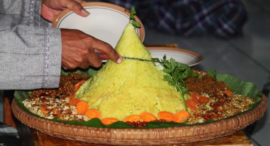 tumpeng, 传统食物, 印尼美食, 一个仪式, 生日, 黄米饭, banyumas
