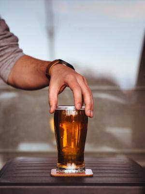 酒精, 啤酒, 饮料, 玻璃, 手, 表, 人类身体的一部分