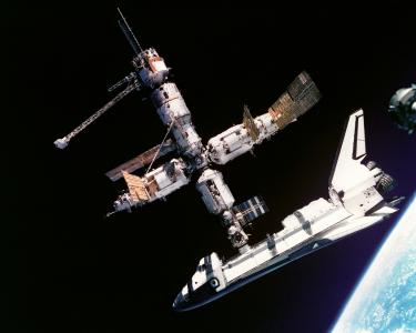 亚特兰蒂斯号航天飞机, 俄罗斯太空站, 和平号空间站, 停靠, 连接, 宇航员, 宇航员