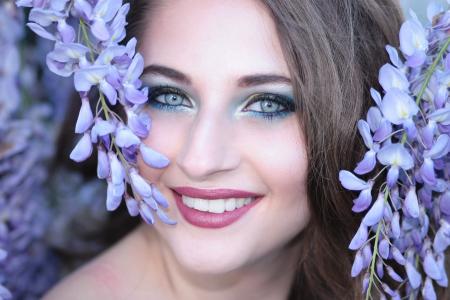 女孩, 花, 紫罗兰色, 蓝色的眼睛, 微笑, 美, 肖像